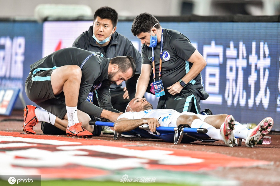 慎入！大连外援铁卫被爆头 看着就疼