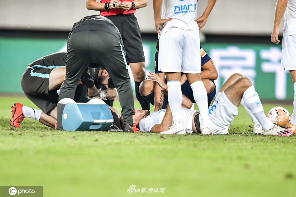 慎入！大连外援铁卫被爆头 看着就疼