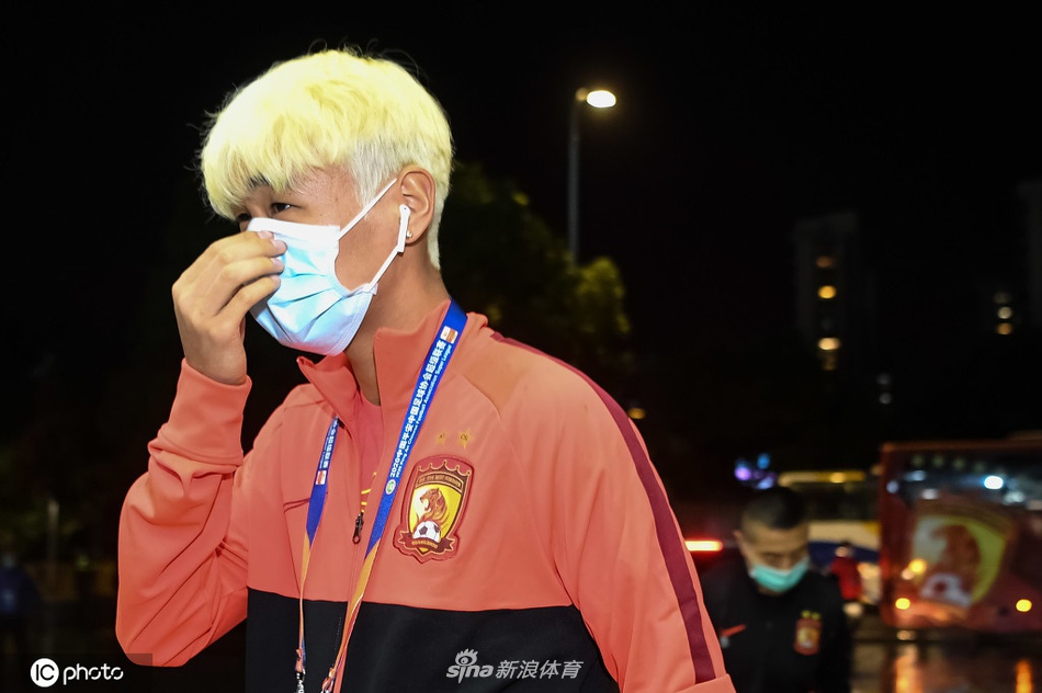 韦世豪将头发染成黄色