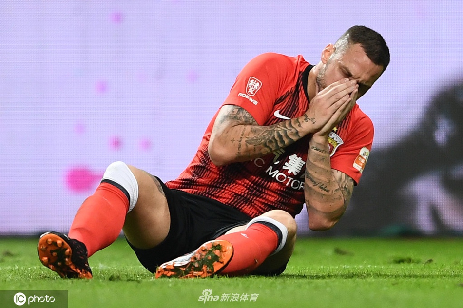 惨烈！阿瑙飙血+颜骏凌被打面门 上海德比人仰马翻
