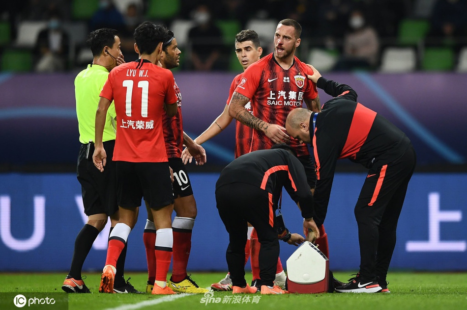 惨烈！阿瑙飙血+颜骏凌被打面门 上海德比人仰马翻