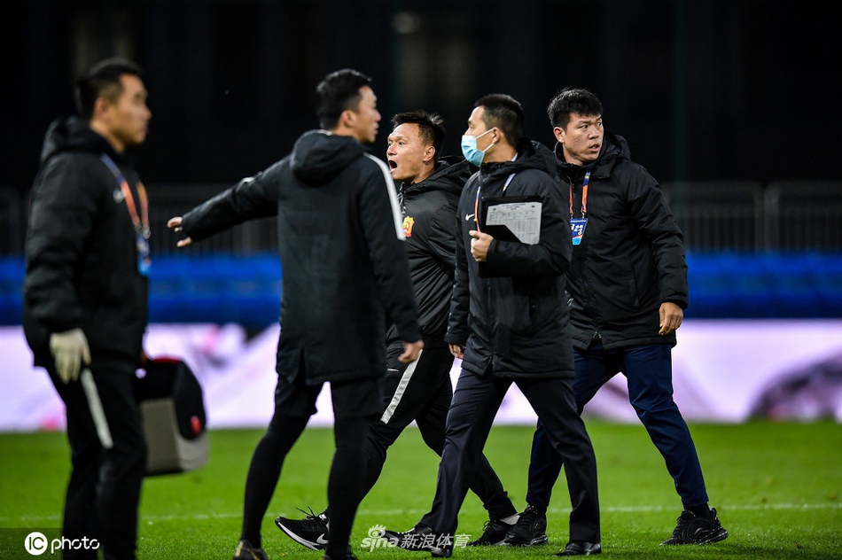 急了！卓尔教练组心态爆炸 冲进场内索要说法