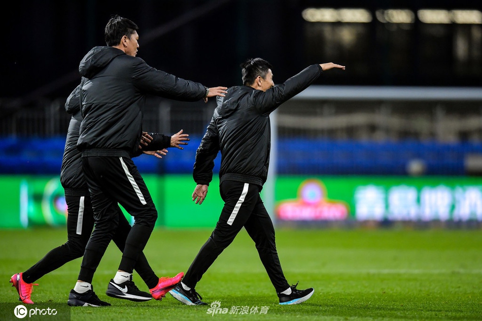 急了！卓尔教练组心态爆炸 冲进场内索要说法