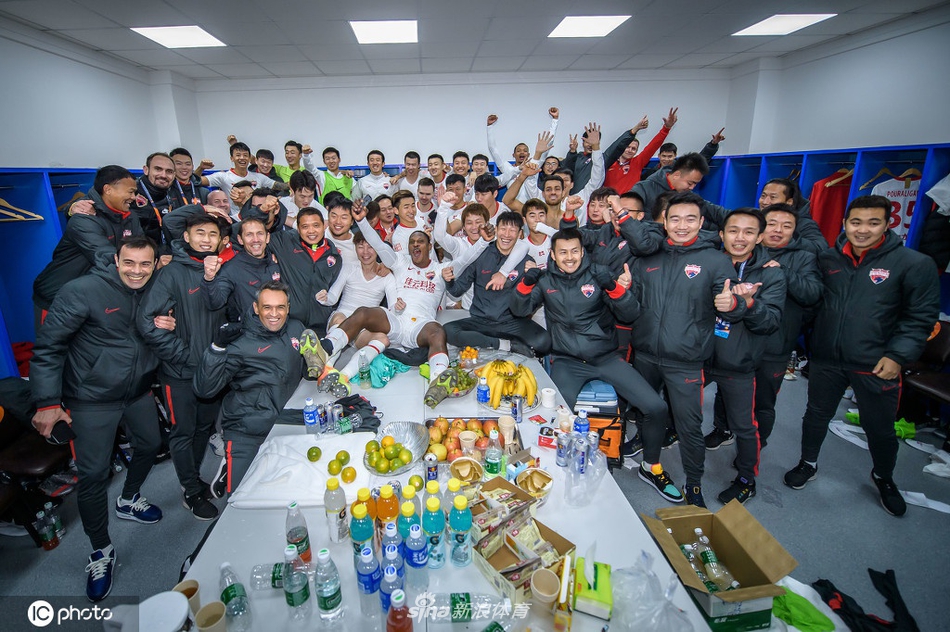 狂欢开启！深足庆祝保级成功