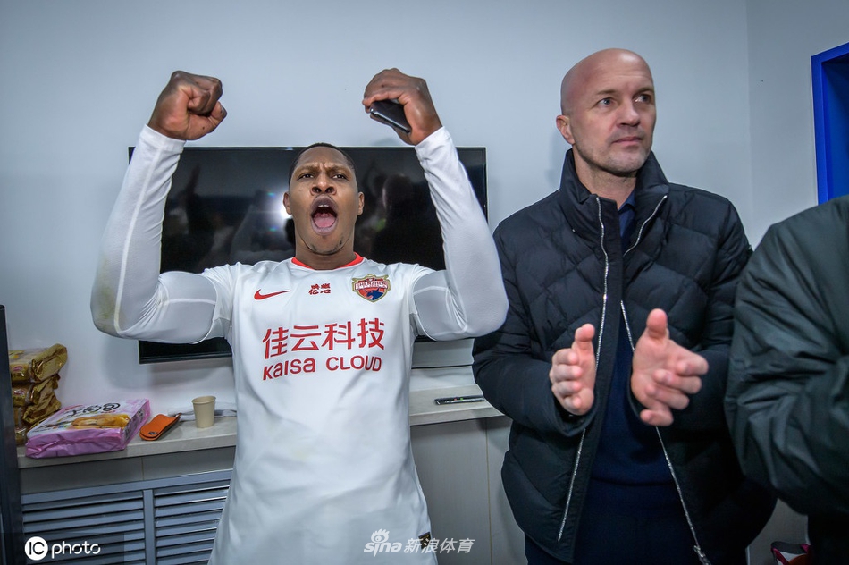 狂欢开启！深足庆祝保级成功