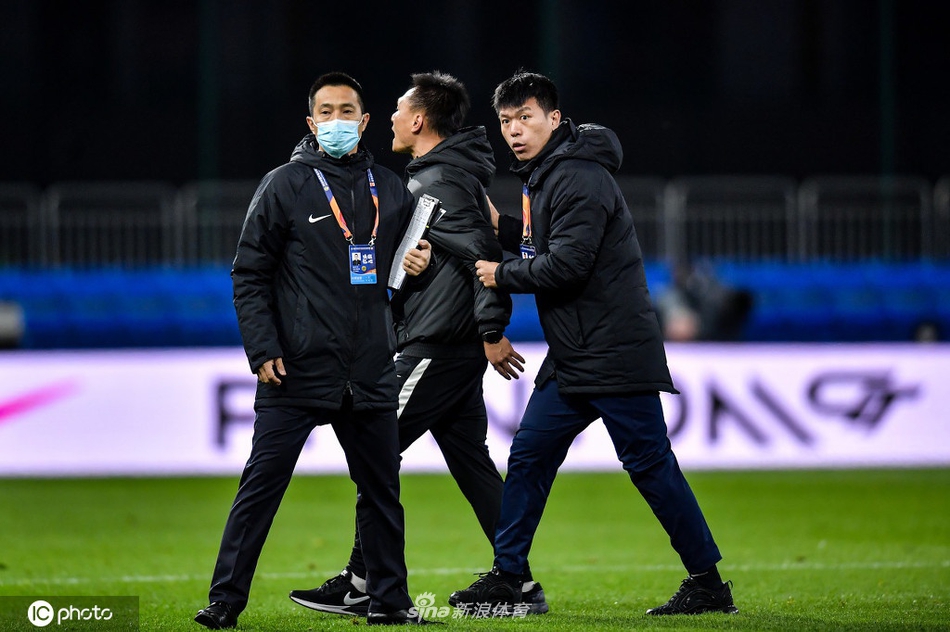 急了！卓尔教练组心态爆炸 冲进场内索要说法