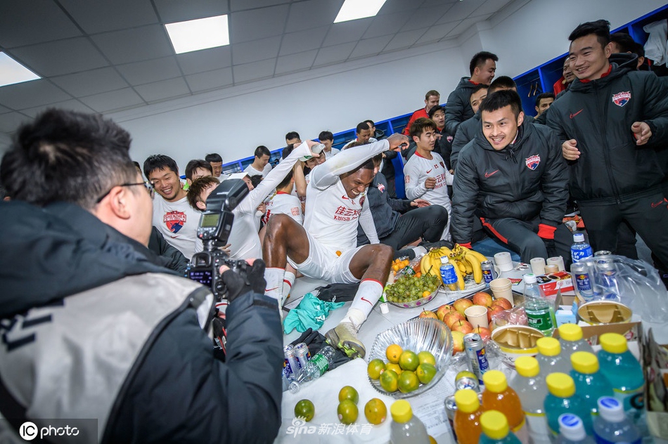 狂欢开启！深足庆祝保级成功