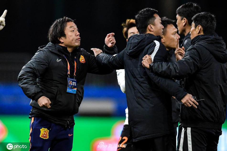 急了！卓尔教练组心态爆炸 冲进场内索要说法