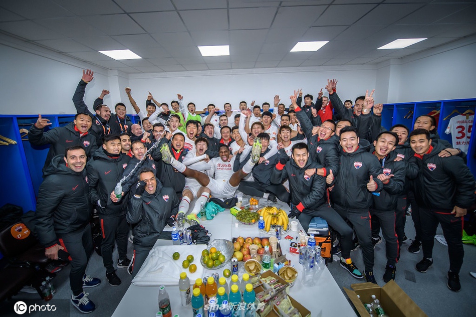 狂欢开启！深足庆祝保级成功