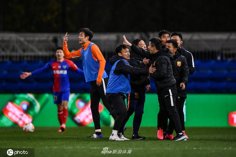 急了！卓尔教练组心态爆炸 冲进场内索要说法