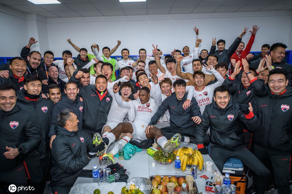 狂欢开启！深足庆祝保级成功