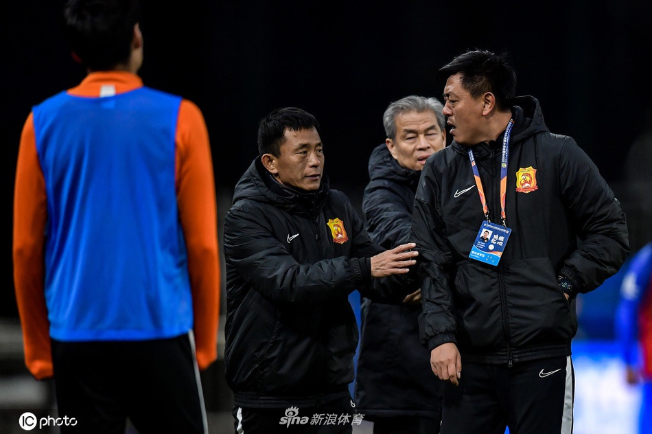 急了！卓尔教练组心态爆炸 冲进场内索要说法