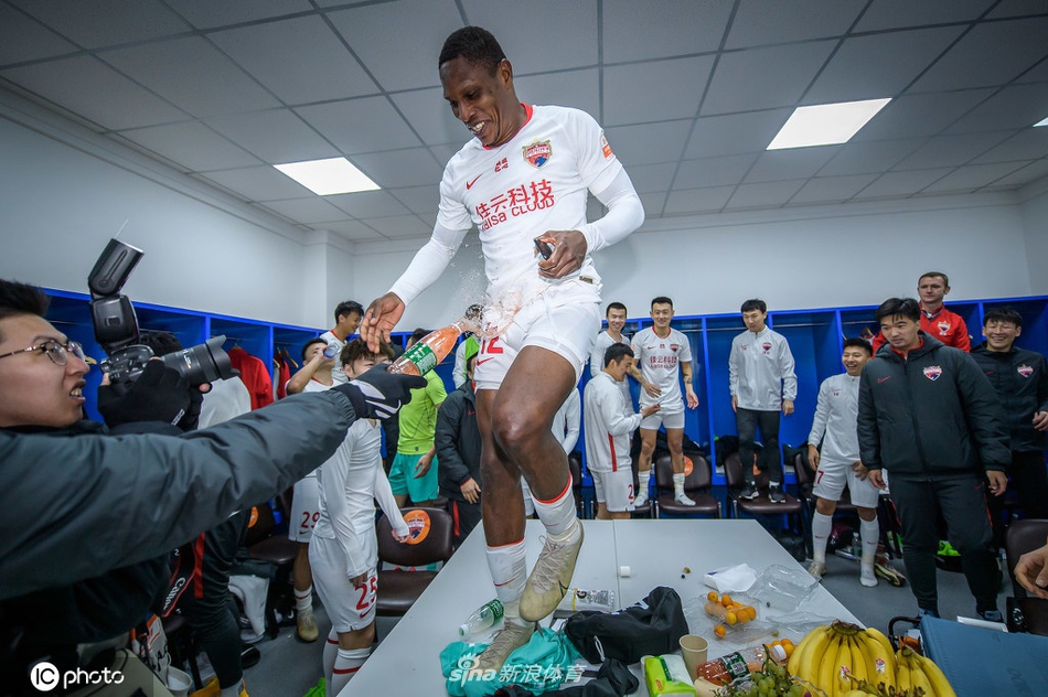 狂欢开启！深足庆祝保级成功