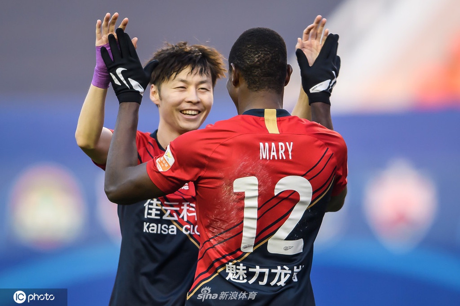 马里庆祝进球