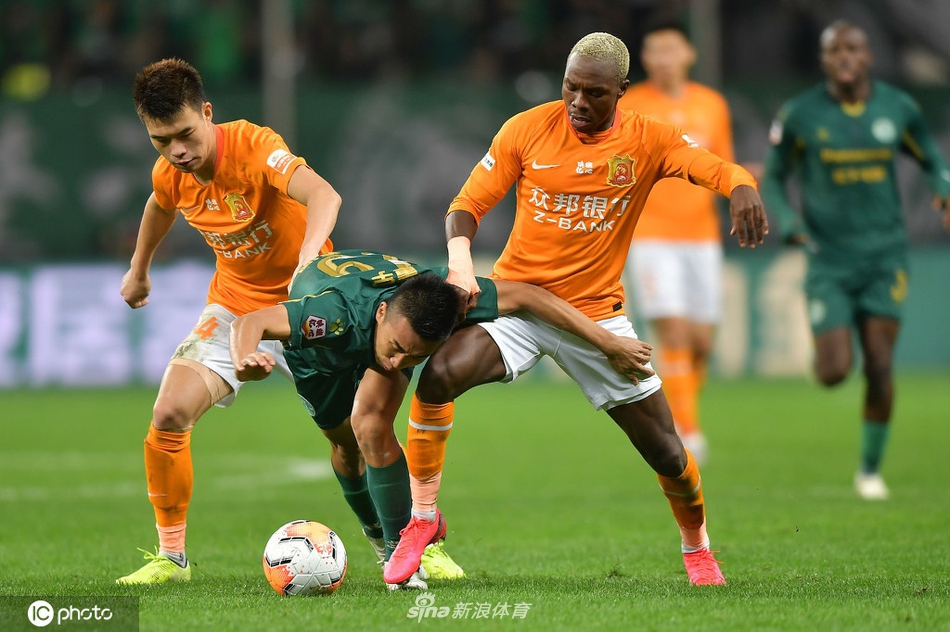 埃弗拉伸脚捅球