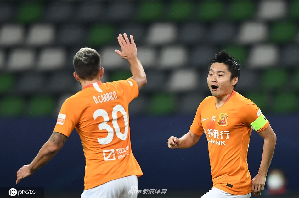 卓尔庆祝进球