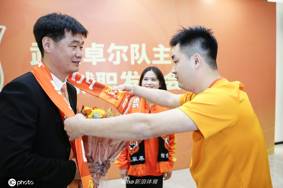 新篇章！李霄鹏正式执教武汉卓尔