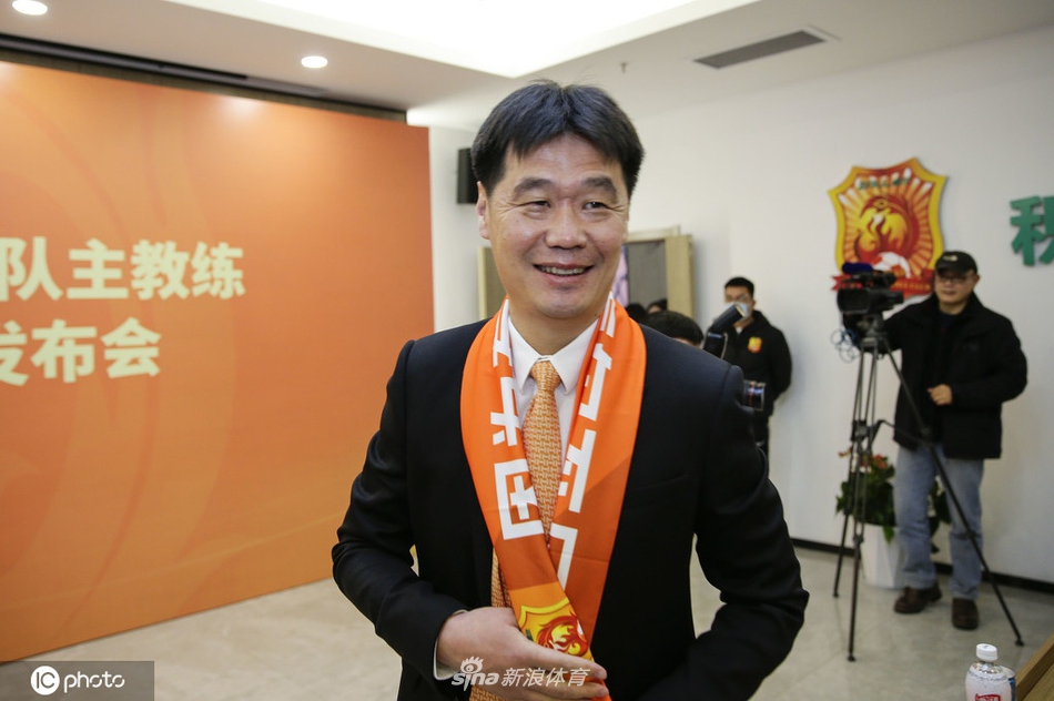 新篇章！李霄鹏正式执教武汉卓尔