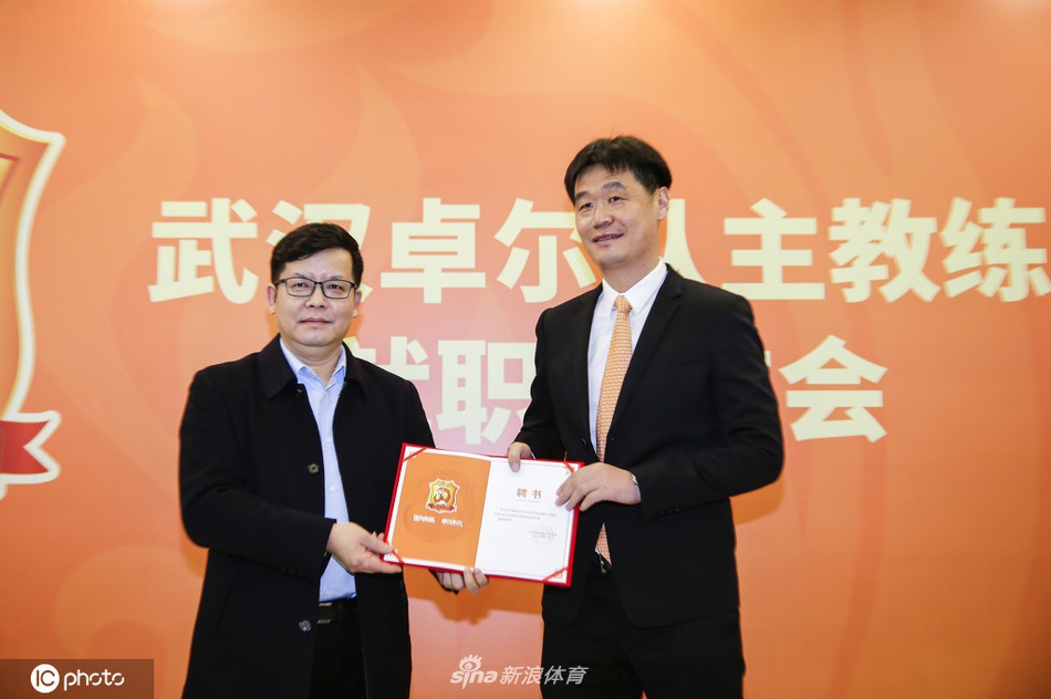 新篇章！李霄鹏正式执教武汉卓尔