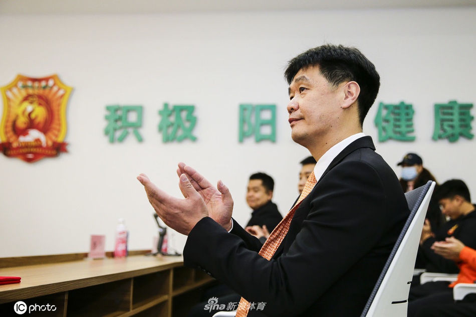 新篇章！李霄鹏正式执教武汉卓尔