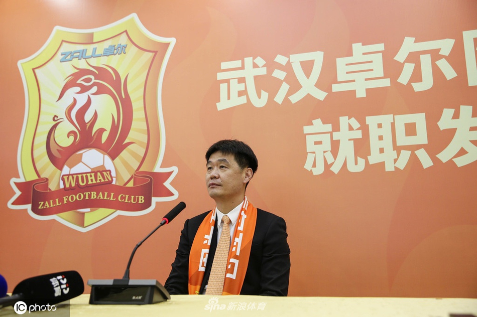新篇章！李霄鹏正式执教武汉卓尔