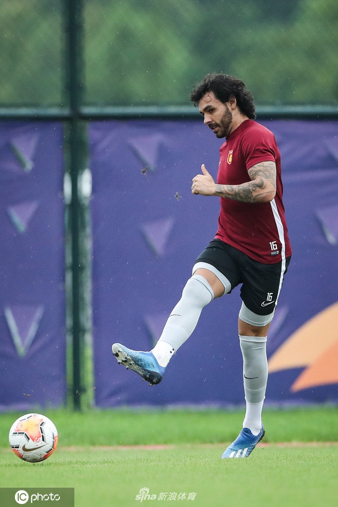 华夏抵达赛区后首训 高拉特随队参加合练