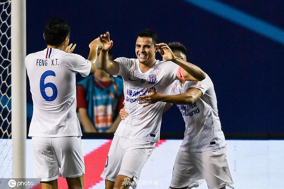 冯潇霆莫雷诺击掌庆祝