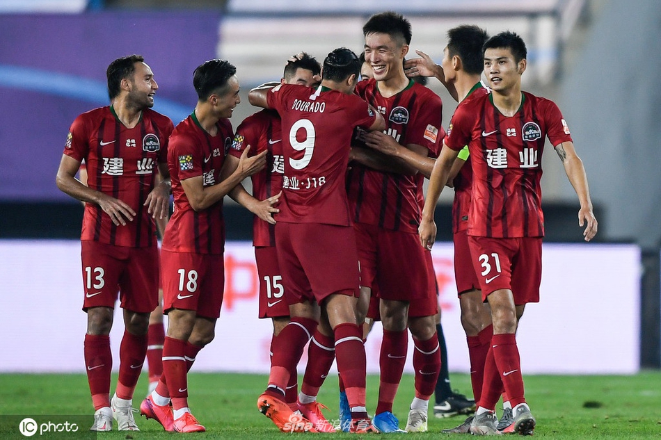 建业庆祝进球