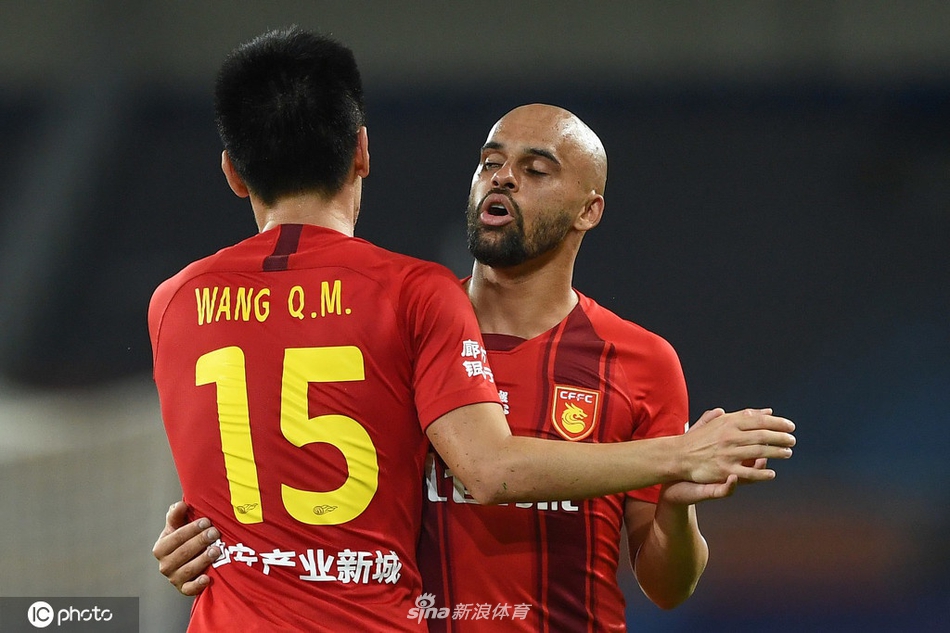 王秋明与保利尼奥庆祝进球