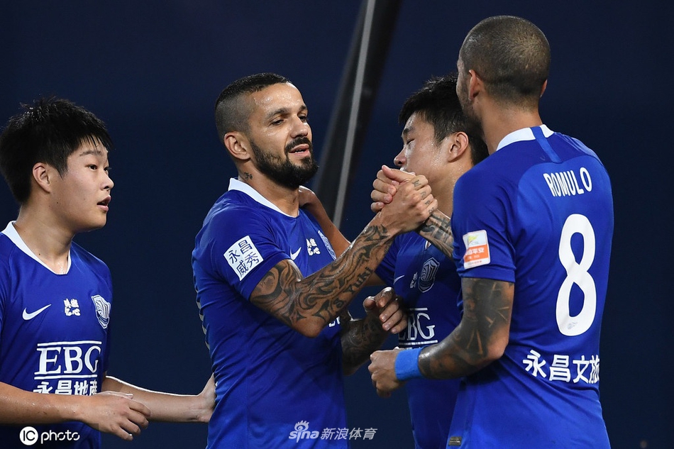 马修斯与队友庆祝