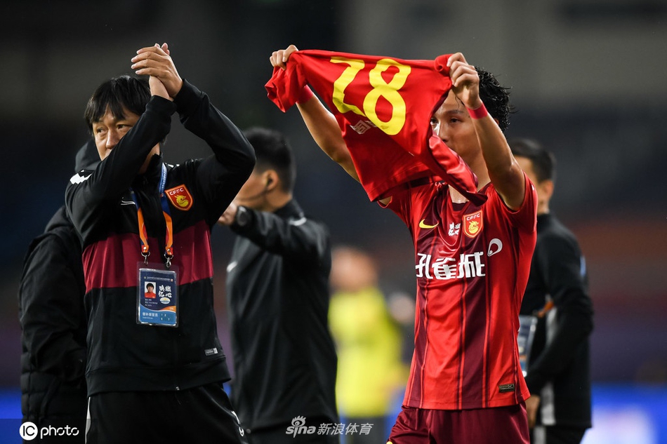 尹鸿博高举张呈栋球衣