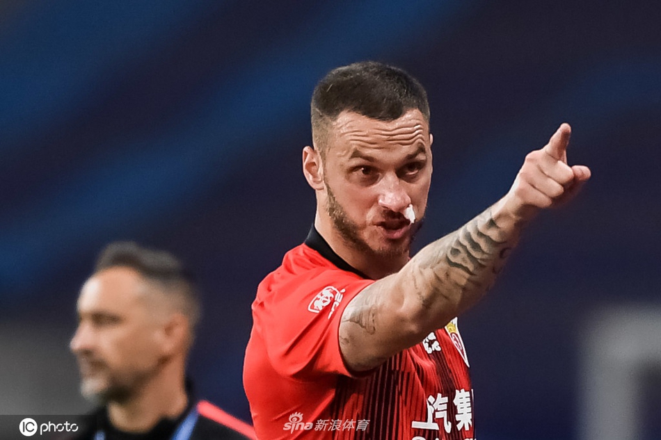 惨烈！阿瑙飙血+颜骏凌被打面门 上海德比人仰马翻