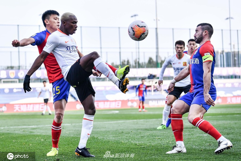 埃弗拉边路拿球