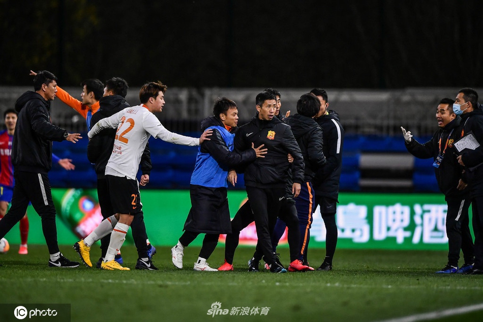 急了！卓尔教练组心态爆炸 冲进场内索要说法