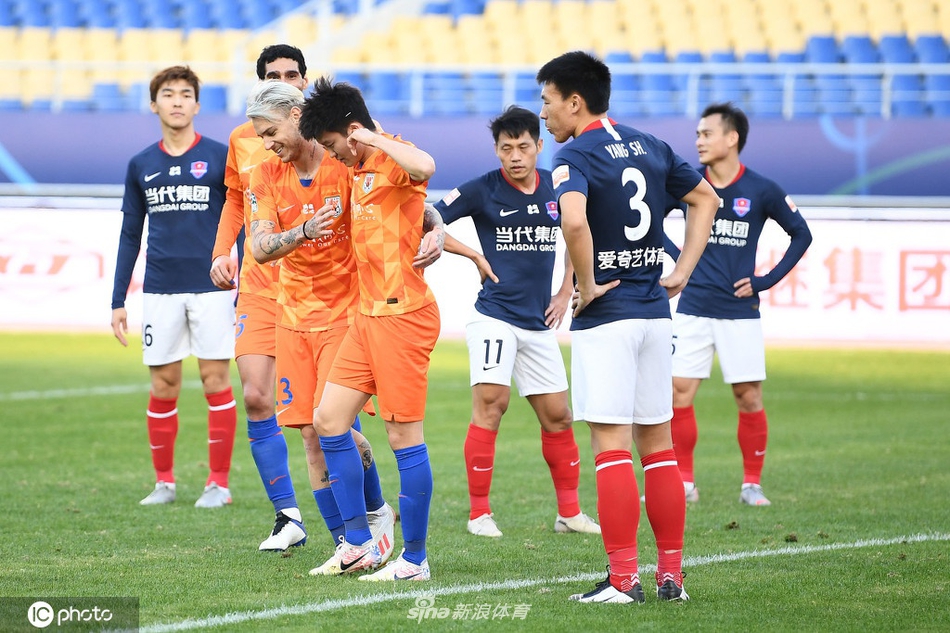 王彤庆祝进球