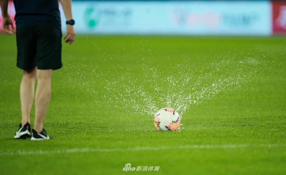 踢两脚！主裁亲自测试积水 贝尼特斯静候结果