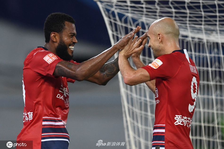 西里诺与阿德里安击掌