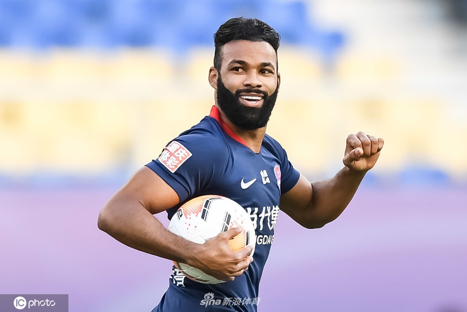 大摩托头球建功