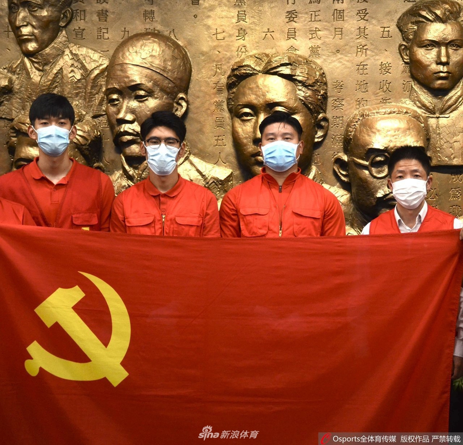 张敏与颜骏凌、吕文君、蔡慧康合影留念