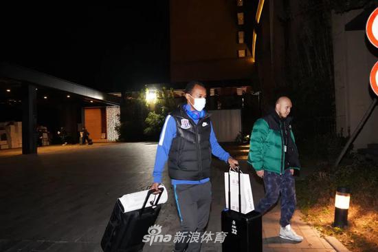 终于可以回家了!俱乐部送上特别礼物迎接申花众将