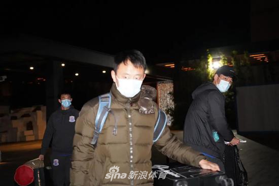 终于可以回家了!俱乐部送上特别礼物迎接申花众将