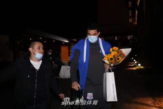 终于可以回家了!俱乐部送上特别礼物迎接申花众将