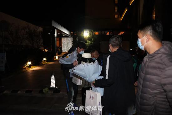 终于可以回家了!俱乐部送上特别礼物迎接申花众将