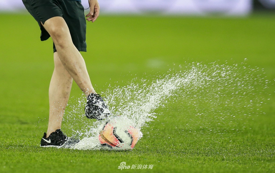 踢两脚！主裁亲自测试积水 贝尼特斯静候结果