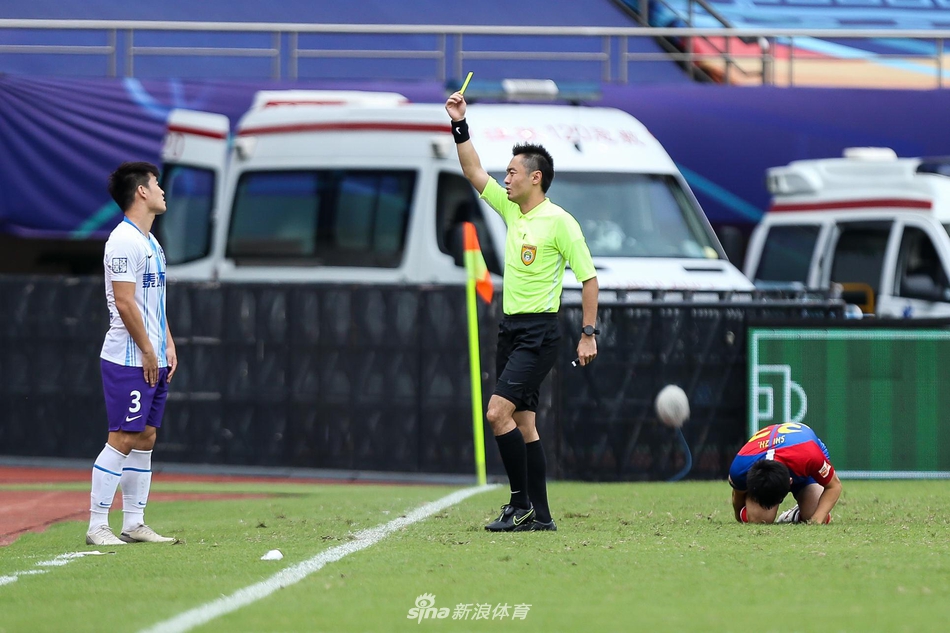 裁判向赵宏略出黄牌