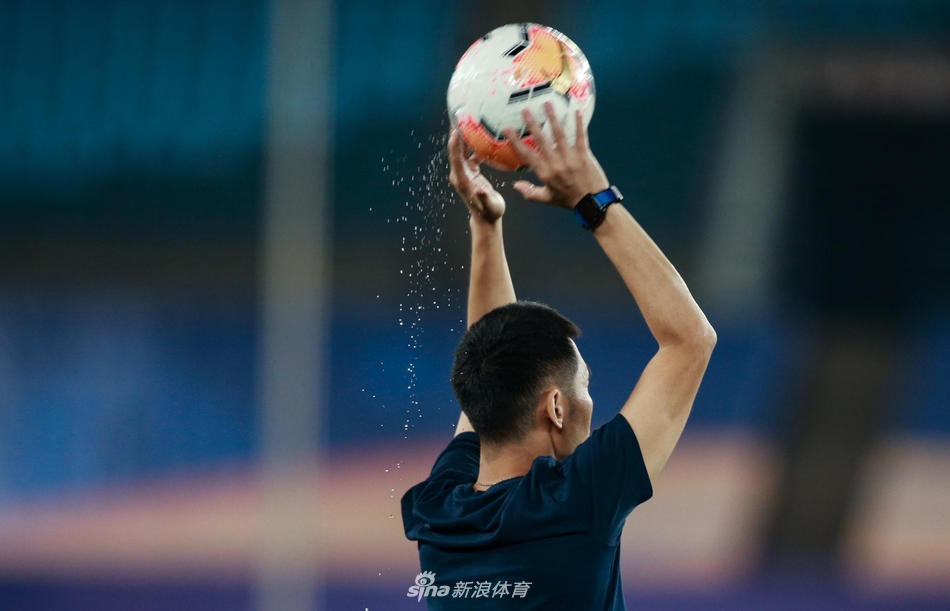 踢两脚！主裁亲自测试积水 贝尼特斯静候结果