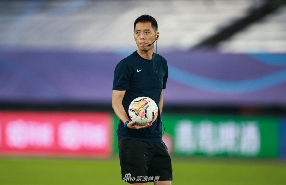 踢两脚！主裁亲自测试积水 贝尼特斯静候结果