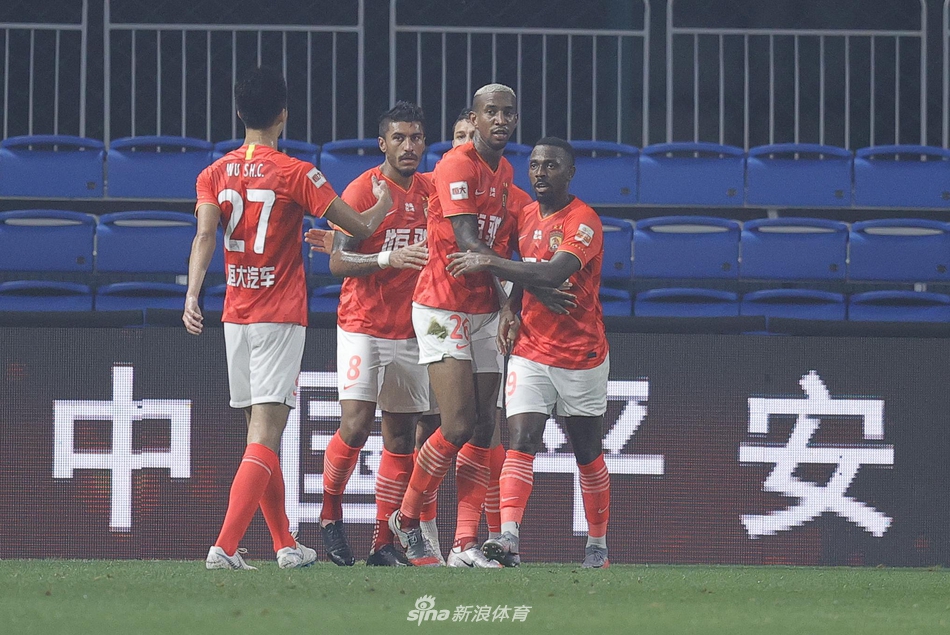 塔利斯卡与队友庆祝