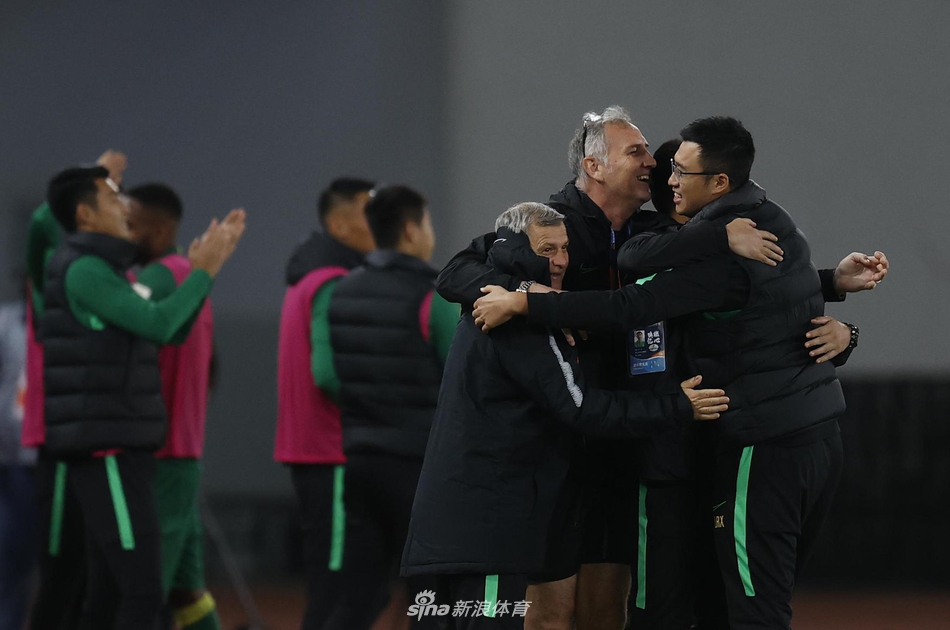 国安教练组相拥