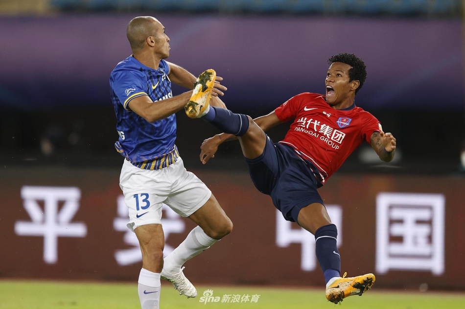 马尔西尼奥失去重心